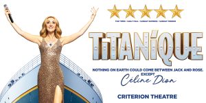 A dramatic scene from Titaníque, featuring performers in period costumes against a ship backdrop, evoking emotion.